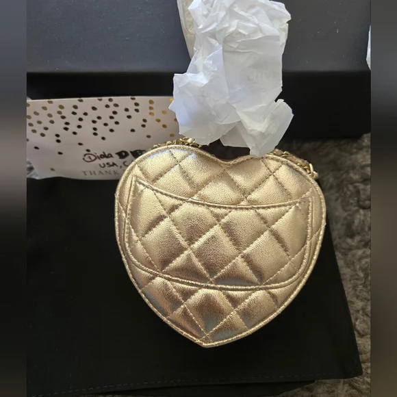 CHANEL Heart Clutch on Chain. - Picture 2 of 11